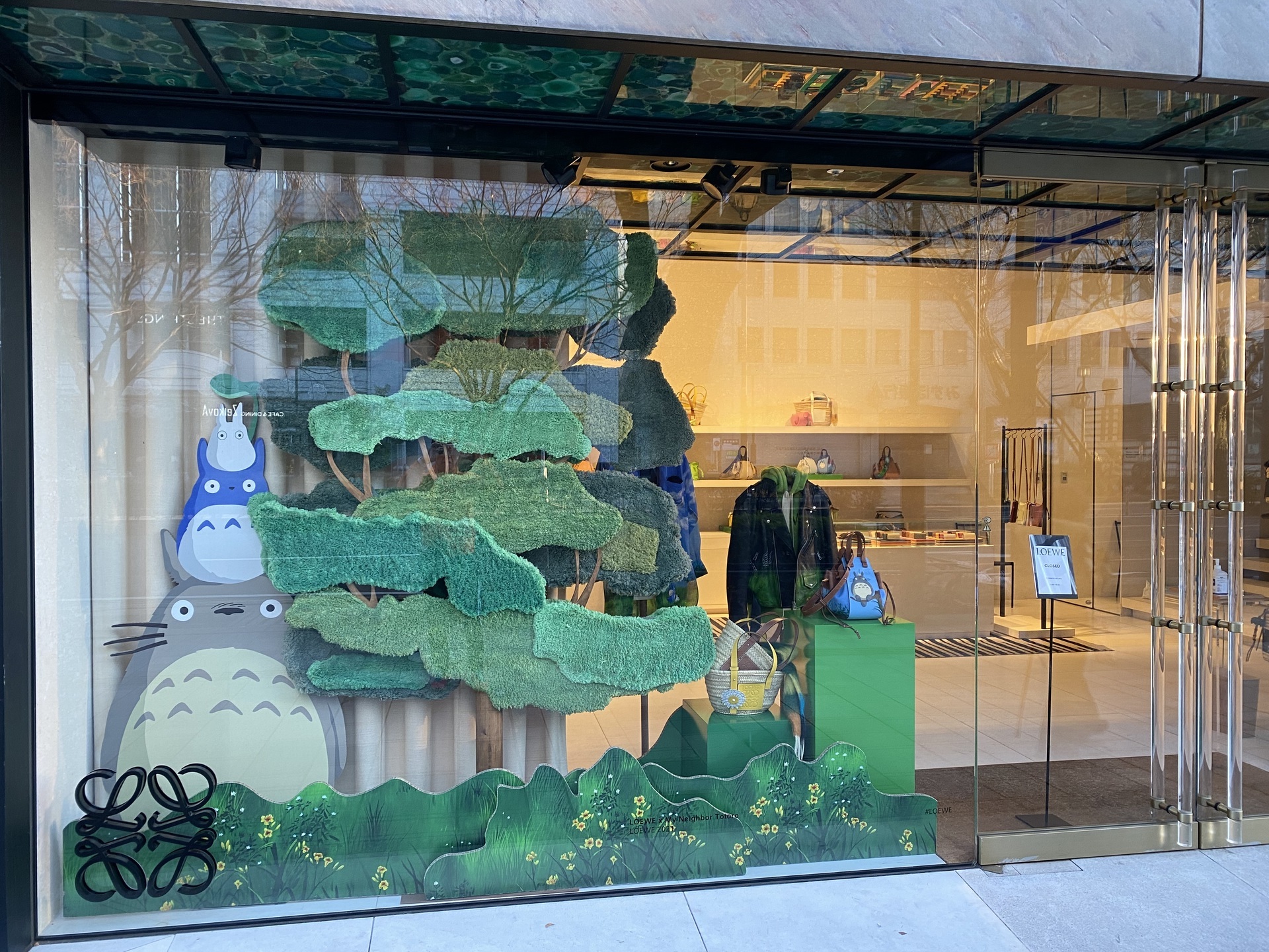 表参道loeweのディスプレーが となりのトトロに Good Bad Ugly